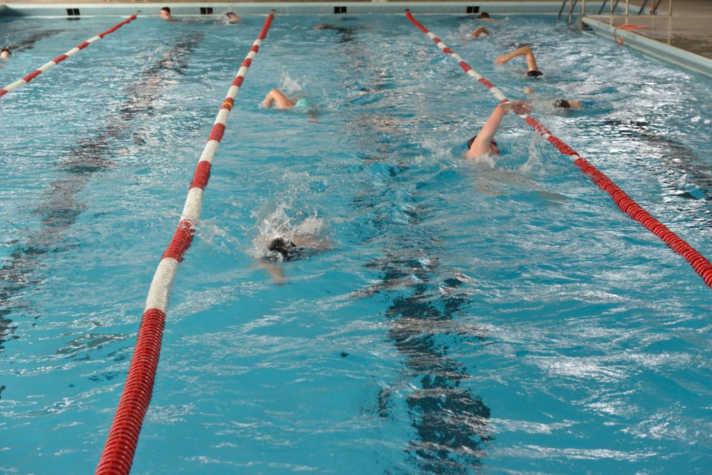 Gruppe im Schwimmbad