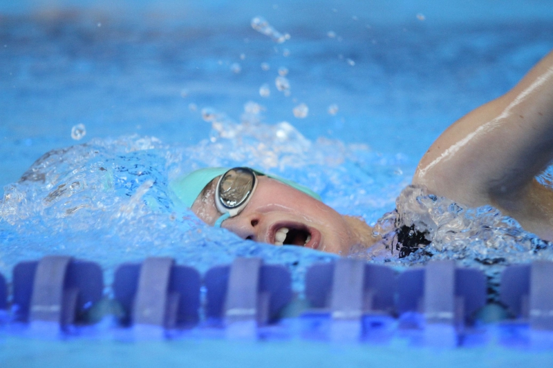 Kindern im Schwimmtraining